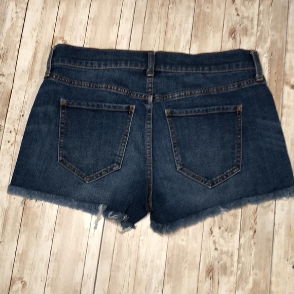 Old Navy boyfriend jean shorts, 5 pkt styling cut-offs, medium wash -size 4 - Picture 2 of 7